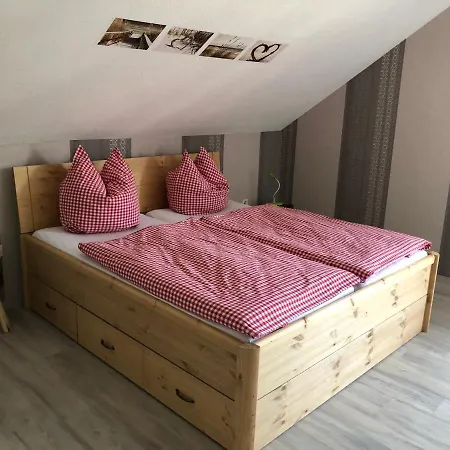 Carolinger Huettendorf 3*