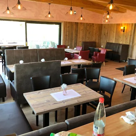 Carolinger Huettendorf 3*