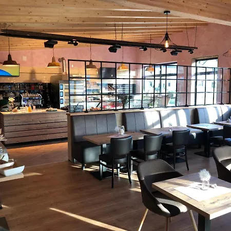 Carolinger Huettendorf Herberg