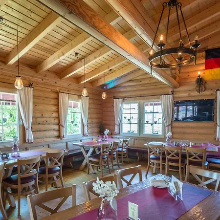 Carolinger Huettendorf 3*