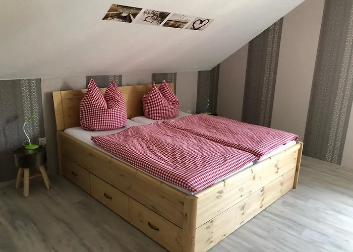 Carolinger Huettendorf 3*