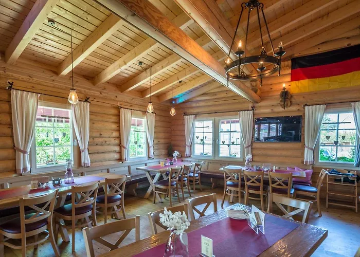 Carolinger Huettendorf 3*